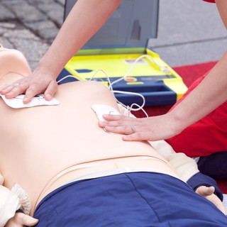 Életmentés az utcán: így használja a félautomata defibrillátort című cikk nyitóképe