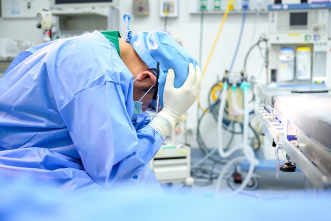 "Az orvos az, aki a vizit után a kórteremből zaklatottan kisétálva, hallja a kiszűrődő, kétségbeesett zokogást" című cikk nyitóképe