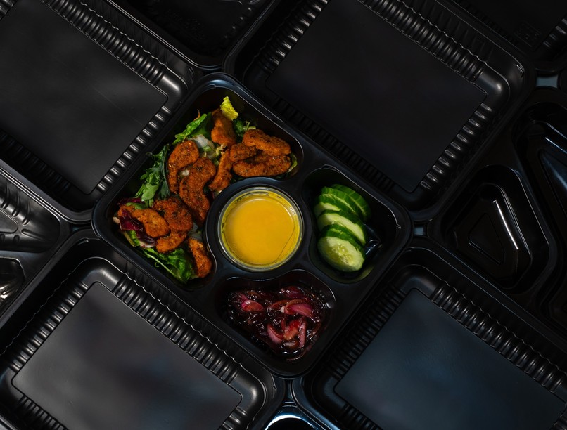 rákkeltő fekete műanyag edény