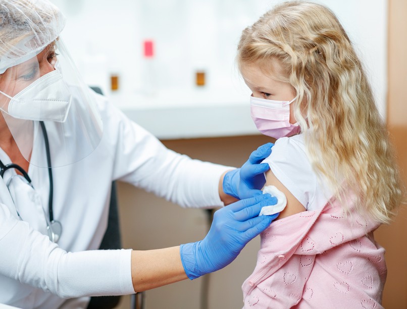 oltás, gyerek, vakcina, pfizer