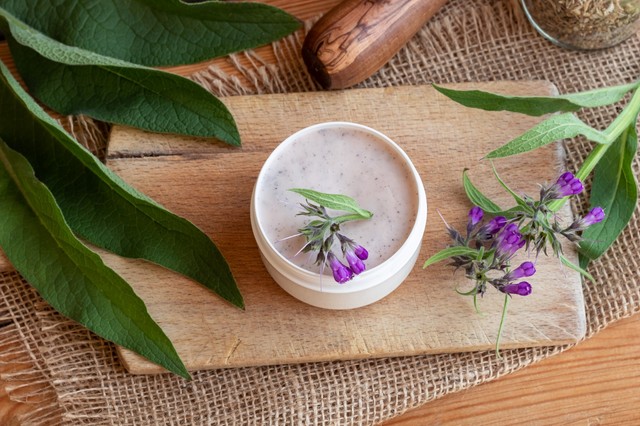 Fekete nadálytő: hátfájás, ízületi fájdalom, zúzódás és rándulás esetén is képes segíteni