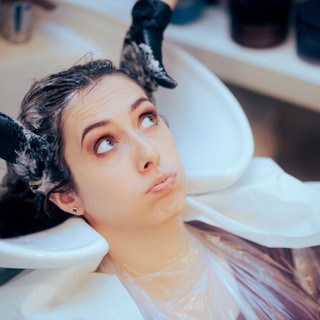 A fodrásznál gondot okoz a fej hátra döntése hajmosáskor? Sokan nem tudják, pedig ez már komoly figyelmeztető jel! című cikk nyitóképe