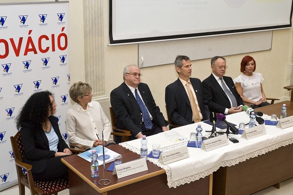 Balról jobbra található: Füzesi Brigitta, a CEOSZ elnöke, Dr. Hosszúfalusi Nóra, Prof. Dr. Kempler Péter, Dr. Beneda Attila, család-és népesedéspolitikáért felelős helyettes államtitkár, Zettwitz Sándor és Erős Antónia.