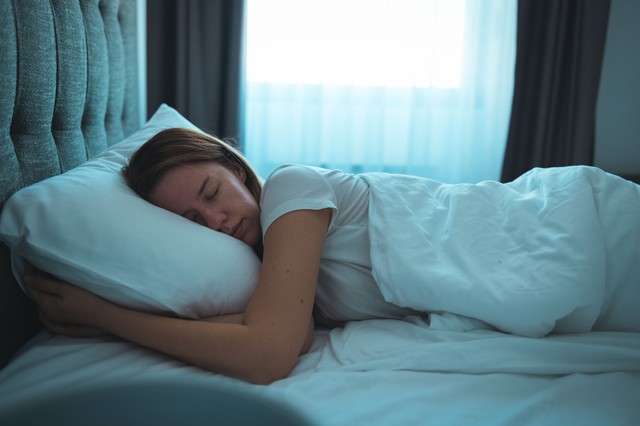 Ilyen pózban aludjon, ha fáj a nyaka, háta, illetve, ha gyomorégéssel küzd