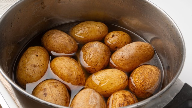 Valóban egészségesek a hámozatlan zöldségek és a héjában főtt burgonya?