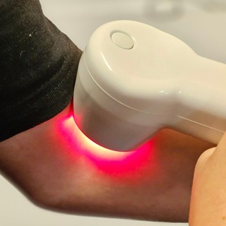 Ennyi mindenben segíthet a vörösfény-terápia: gyulladácsökkentő, hangulatjavító, bőrfeszesítő című cikk nyitóképe