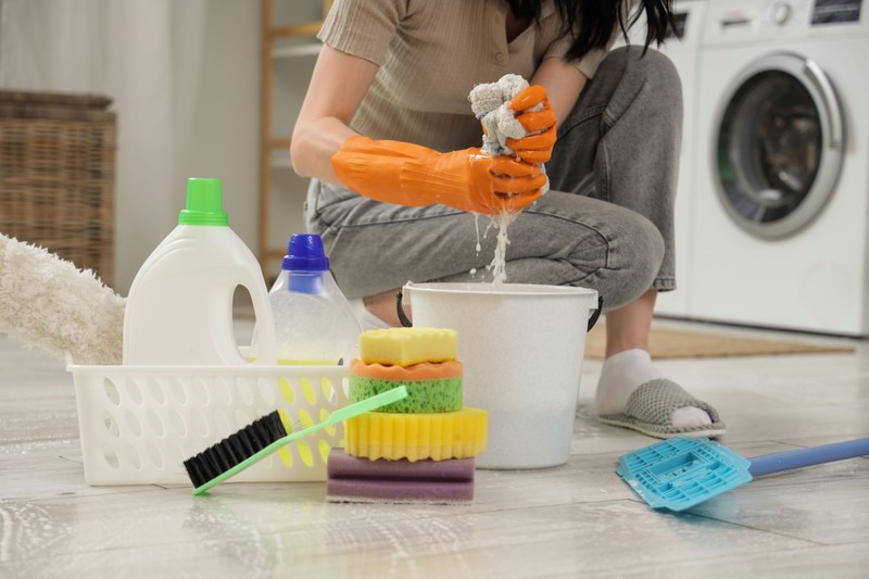 Felmosás esővízzel, ecettel és sóval: ezért vannak most ennyire oda érte a nők