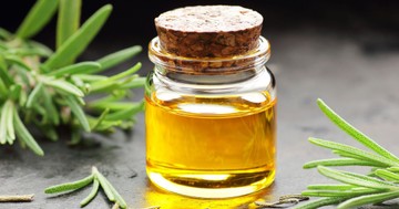 Rozmaringolaj a hajra? Ez történik, ha rendszeresen használja