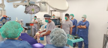 A ROSA® semmilyen beavatkozást nem végez önállóan, az operáció során minden döntést a műtétet vezető sebész hoz meg, így arról is dönthet, hogy felülbírálja a robot egy-egy javaslatát – tette hozzá a szakember.