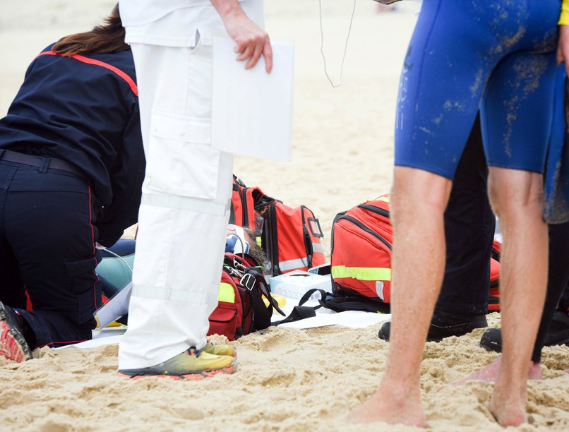 újraélesztés strand vízimentő