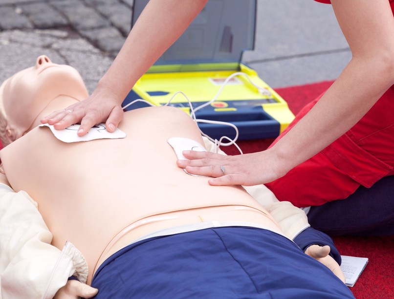 életmentés, utca, félautómata defibrillátor, újraélesztés