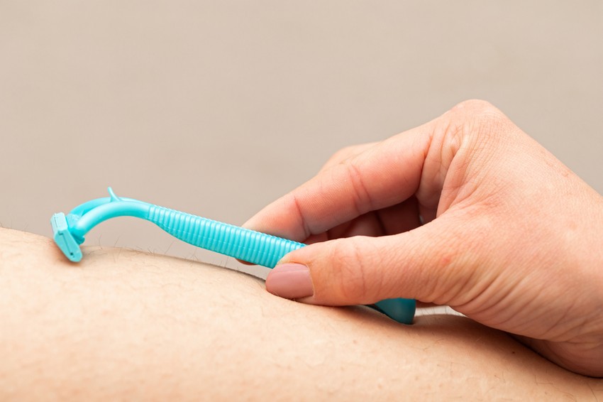 A borotválkozás miatt is kialakulhat szőrtüszőgyulladást, főleg a nem megfelelő higiénia, illetve a borotva fertőtlenítésének elmulasztása okozhat fertőzést.Ugyanez gyantázást, epilálást követően is megtörténhet.