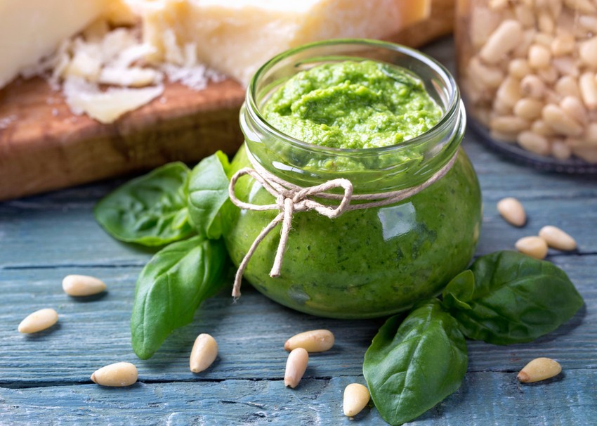 A bazsalikomos pesto olaszos tésztákhoz, és friss rozskenyérre kenve is isteni!