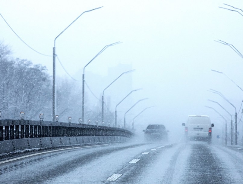 ónos eső, sérülés, csúszós utak, közúti balesetek