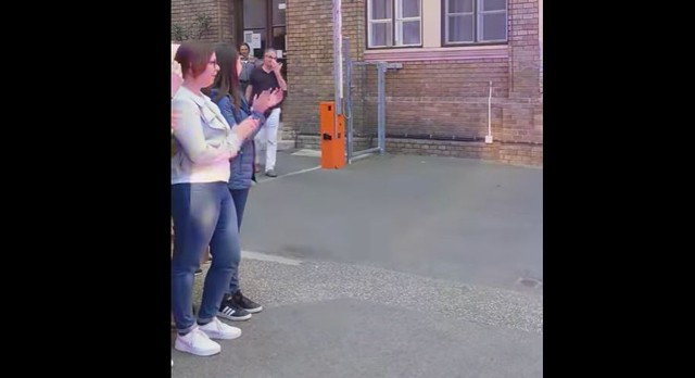 Szem nem marad szárazon - így búcsúztatták kollégái a nyugdíjba vonuló szegedi mentésirányítót