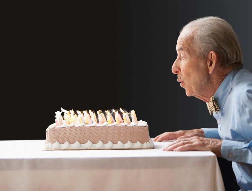 idős férfi, születésnap, torta, koronavírus, 