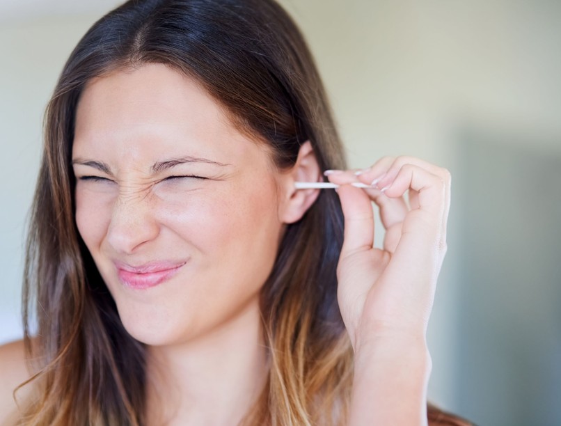 A fültisztító pálcika veszélyei strandolás idején