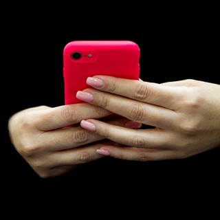 Túlzott mobilhasználat: így tesszük tönkre a kezünket című cikk nyitóképe