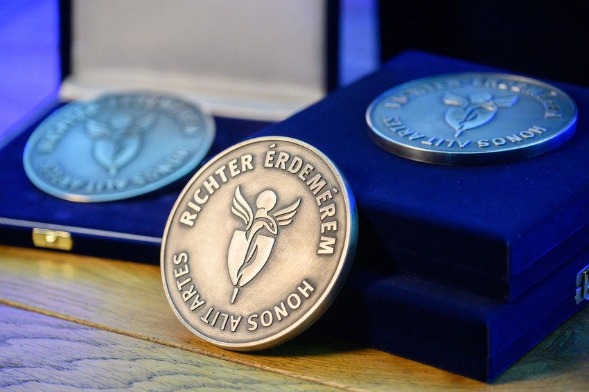 A Richter arra törekszik, hogy globális innovátor legyen néhány kulcsfontosságú tudományos területen, miközben elkötelezett a gyógyszerek világszerte elérhetőbbé tétele mellett. Az 1901-ben alapított, magyarországi székhelyű, 2024-ben 4,7 milliárd eurós piaci kapitalizációval és 2,2 milliárd eurós árbevétellel rendelkező vállalat Közép-Európa legnagyobb K+F központját működteti. Áttörő kutatásokat végez a neuropszichiátria és a nőgyógyászat területén, míg a biotechnológia és generikus készítmények a „megfizethető” kezelési portfóliót erősítik. A fenntartható növekedés iránt elkötelezett Richter a kutatás-fejlesztésbe, a gyártási kiválóságba és a digitalizációba fektet be az orvosi innováció előmozdítása érdekében. 