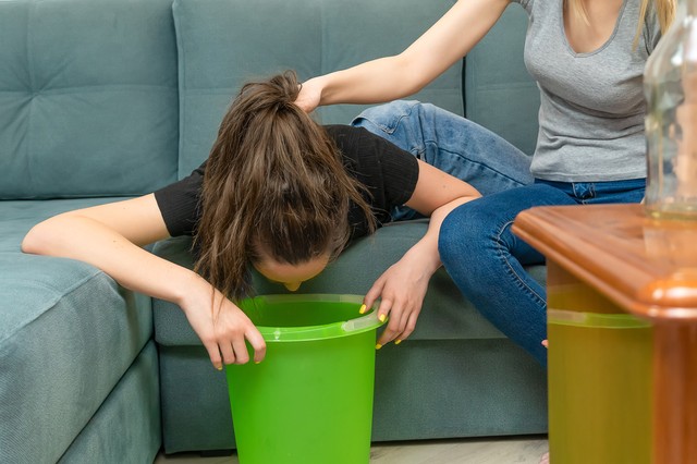 Alkoholmérgezés tünetei: mit tegyünk, ha valakink túl sokat ivott?