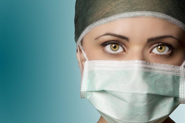 Viseljen maszkot! Nem csak a vírusoktól, a szívinfarktustól is védi magát vele