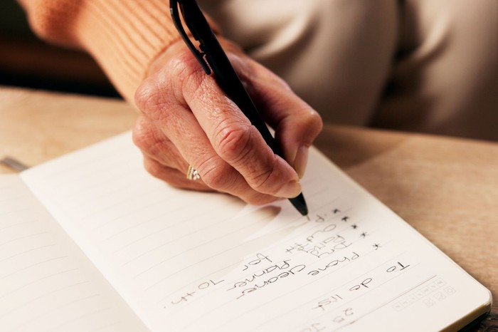 Az Alzheimer-kór egyik korai jele az is lehet, hogyan fogja a tollat