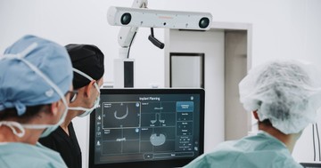  Áttörés a térd- és csípőprotézis műtétekben: AI-t használó robot segíti az orvosokat 
