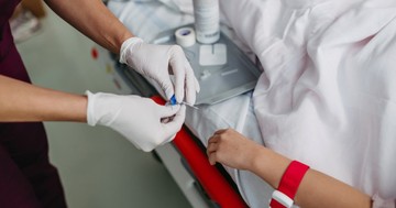  Mi az az intravénás kanül – és miért életmentő? Rövid videón magyarázza el a mentős, miért számít még a színe is 