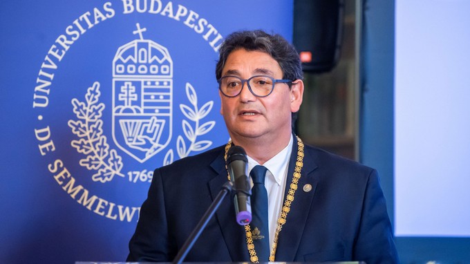 Visszaéltek Dr. Merkely Béla fotójával és hangjával című cikk nyitóképe