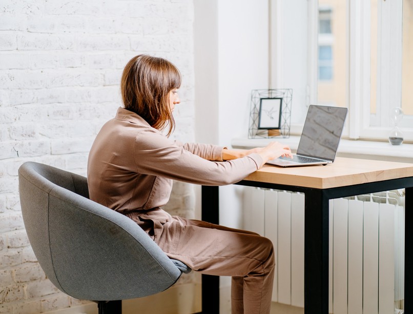 görnyedt testtartás, ülés hát derék fájdalom
