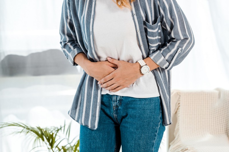 Hasfájás és visszatérő puffadás: ezek a gyomorrák korai tünetei