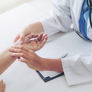 Hogyan lassítható le a túl szapora pulzus otthon? Szívlelje meg a kardiológus tanácsát! című cikk nyitóképe