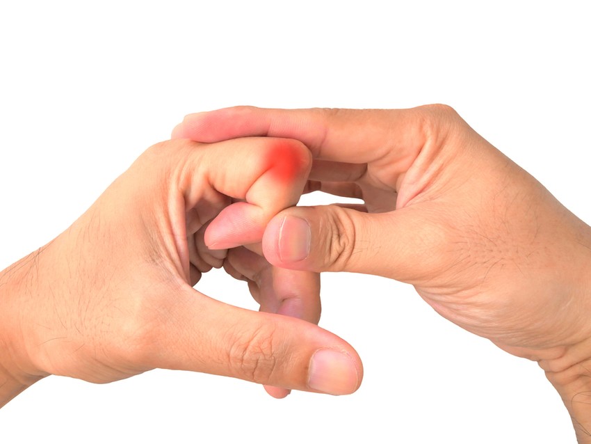 Főként az idősebbeket érinti a „bütykösödés”, ami nem csak esztétikailag zavaró, de a mozgás szabadságát is gátolja. A fájdalmon azonban hatékonyan lehet segíteni.