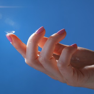 Kontaktlencse és nyaralás: erre ügyeljen, hogy elkerülje a fertőzéseket! című cikk nyitóképe