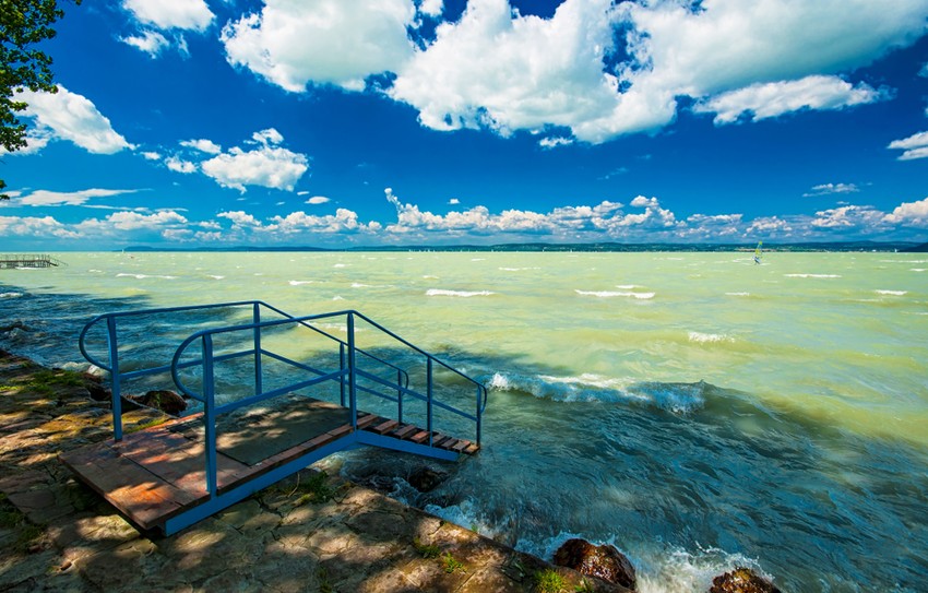 Nemcsak hogy jelen vannak a Balatonban a különböző méretű mikroműanyag-részecskék, hanem sajnos kimutatható élettani hatással is vannak.