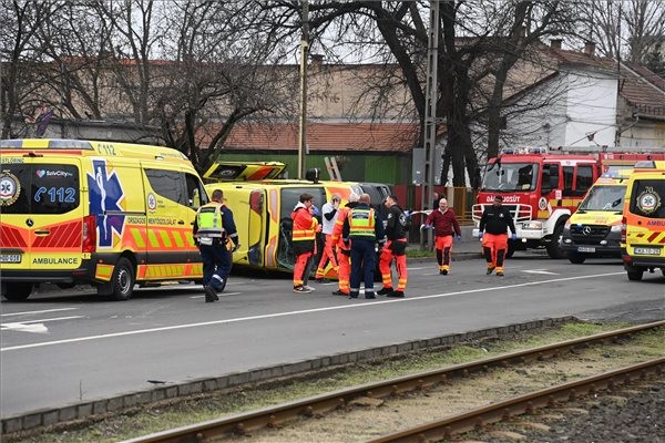 Balesetezett egy mentőautó a fővárosban