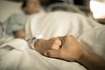A hospice nővér ismerteti azt a 4 szakaszt, amelyen az emberek a haldoklás során végigmennek