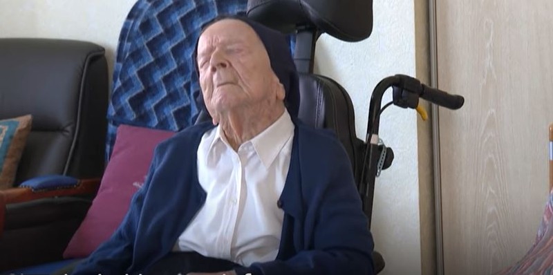 Szereti a csokit és a bort a világ legidősebb embere