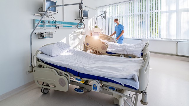 Muszáj egy kórterembe tenni a haldoklókat a gyógyulókkal? Vakcinainfó - Az orvos válaszol