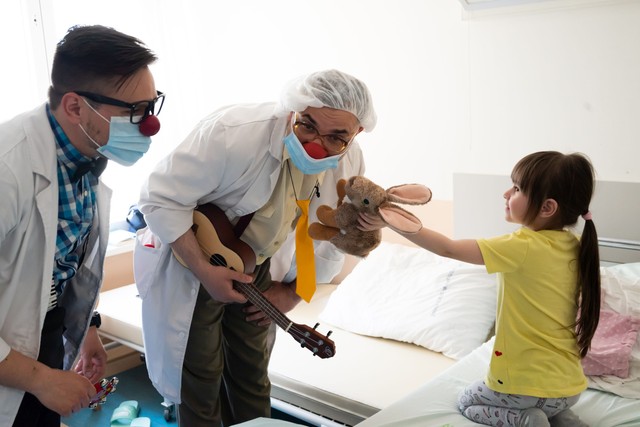 Piros Orr Bohócdoktorok: már Kaposváron is segítik a beteg gyerekek gyógyulását