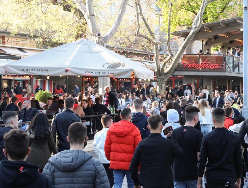 Tömeg a belvárosban a terasznyitás első estéjén