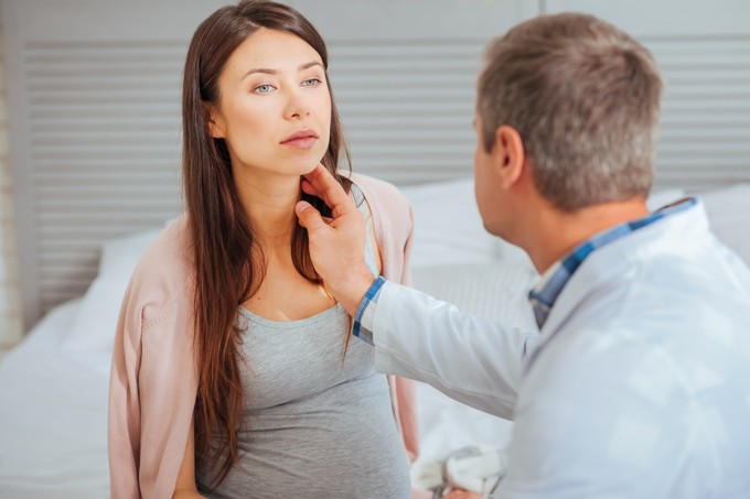 Csomók és dudorok a nyakon: ekkor jelezhetnek pajzsmirigyrákot című cikk nyitóképe