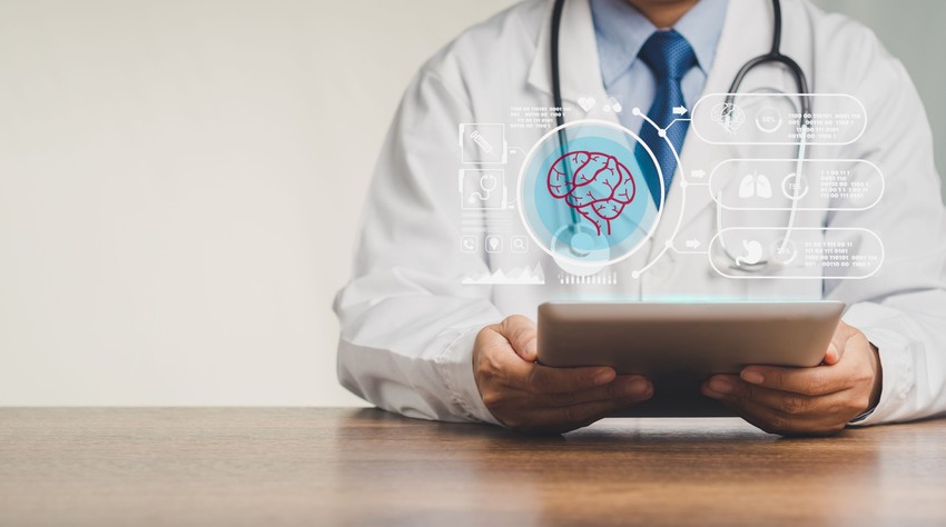 Mivel az Alzheimer kór etiológiája sem tisztázott, ezért a kezelésére sincsenek jól bevált módszerek. Oki kezelés még nincs, de világszerte kutatás folyik, amik remélhetően sikeres kezelést tudnak majd javasolni. Addig is tüneti kezelést lehet alkalmazni, mely egyes pácienseknél átmeneti javulást eredményezhet. Bizonyos gyógyszerek segítik lassítani a memória romlást és javítani a kognitív funkciókat.