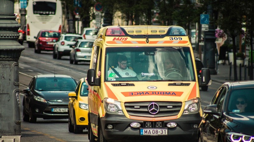 mentő, kismama, rosszullét, férj, magasvérnyomás