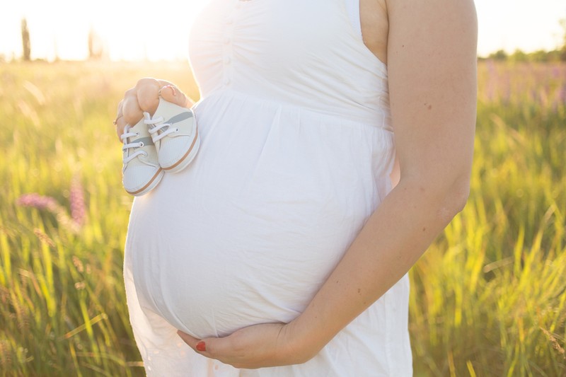 Várandósan nyaralni? Az utazásnál ezekre mindenképpen figyelni kell!