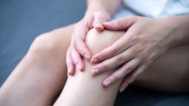 Térdfájdalom – mit lehet kezdeni a túlterhelés okozta fájdalommal?