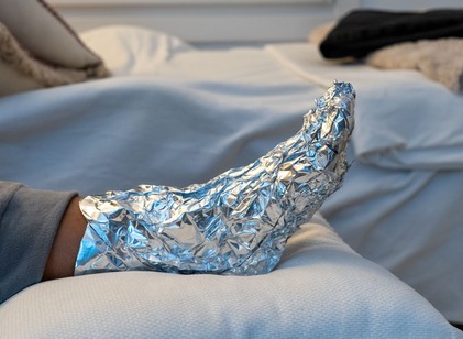 Ezért tekerik be alufóliával most sokan a lábfejüket, mielőtt kimennének a hidegbe című cikk nyitóképe