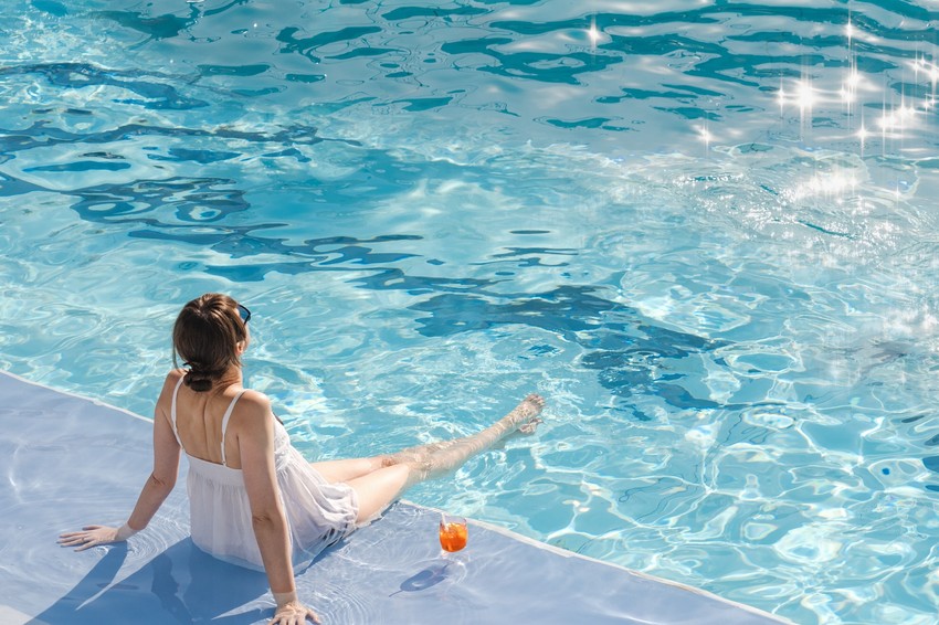 Tévhit, hogy strandolást követően az uszoda vizétől vagy a természetes vizekben való fürdőzéstől alakulnak ki a kellemetlen panaszok, sokkal inkább a vizes fürdőruhától és annak viselésétől!