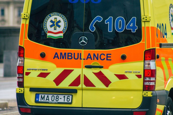 Nem adta át a nő a telefont a betegnek, mikor a mentősökkel beszélt, mert koszos volt a keze című cikk nyitóképe