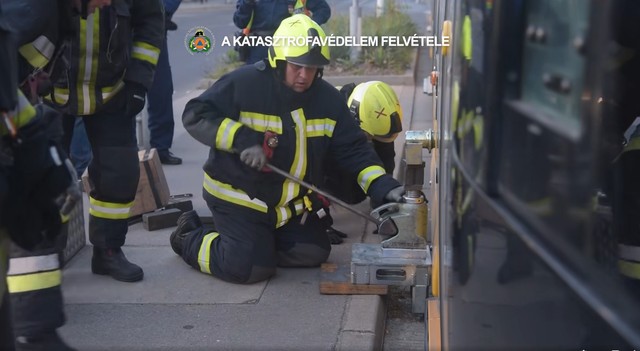 Drámai villamosgázolás Budapesten: a tűzoltók így mentették ki a sínek közül a sérültet - videó